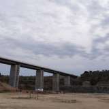 Alle nostre spalle si erge un imponente ponte in cemento in costruzione